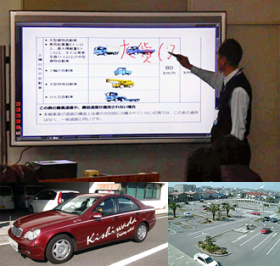 岸和田自動車教習所、学科教習にて講師がBIG PADを用いて交通規則について講義している模様